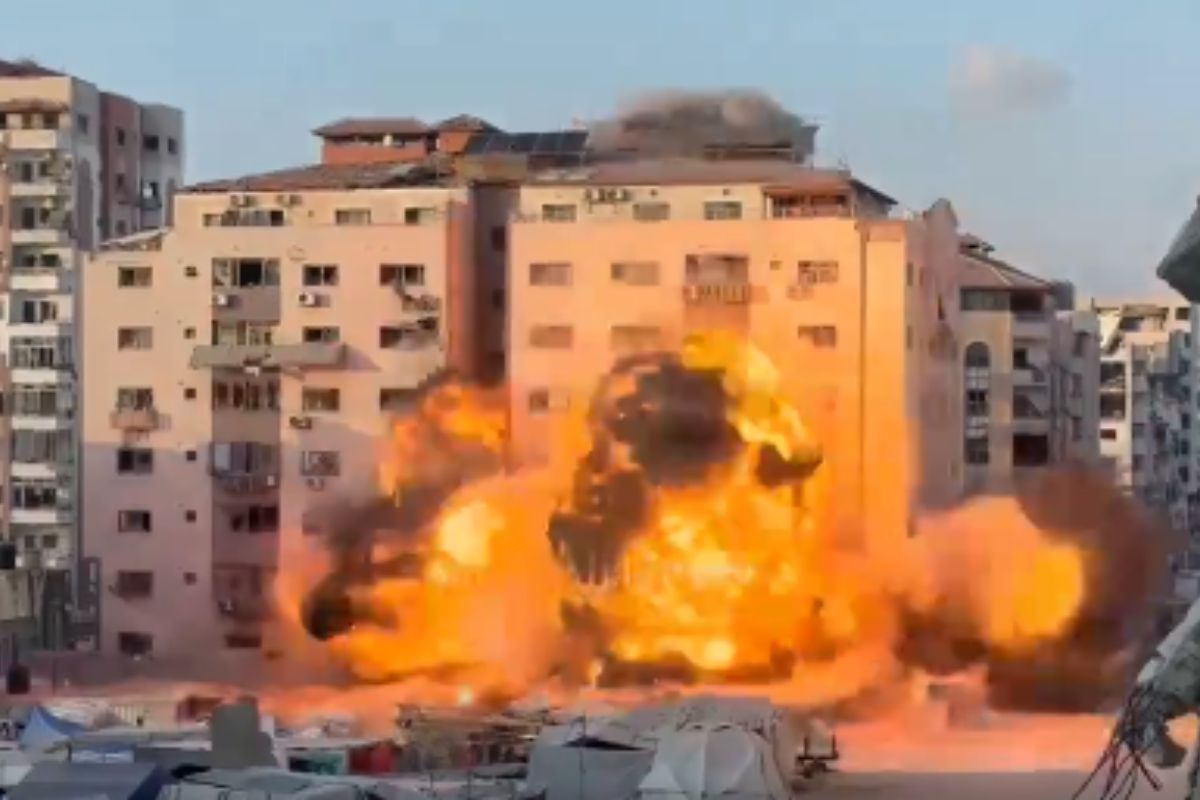 Israel derruba prédio em Gaza pelo terceiro dia consecutivo. Vídeo