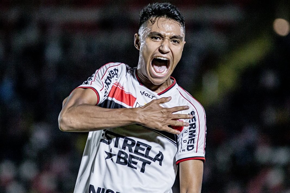 Vídeo: Pedro Severino dá pontapé inicial em jogo 6 meses após acidente