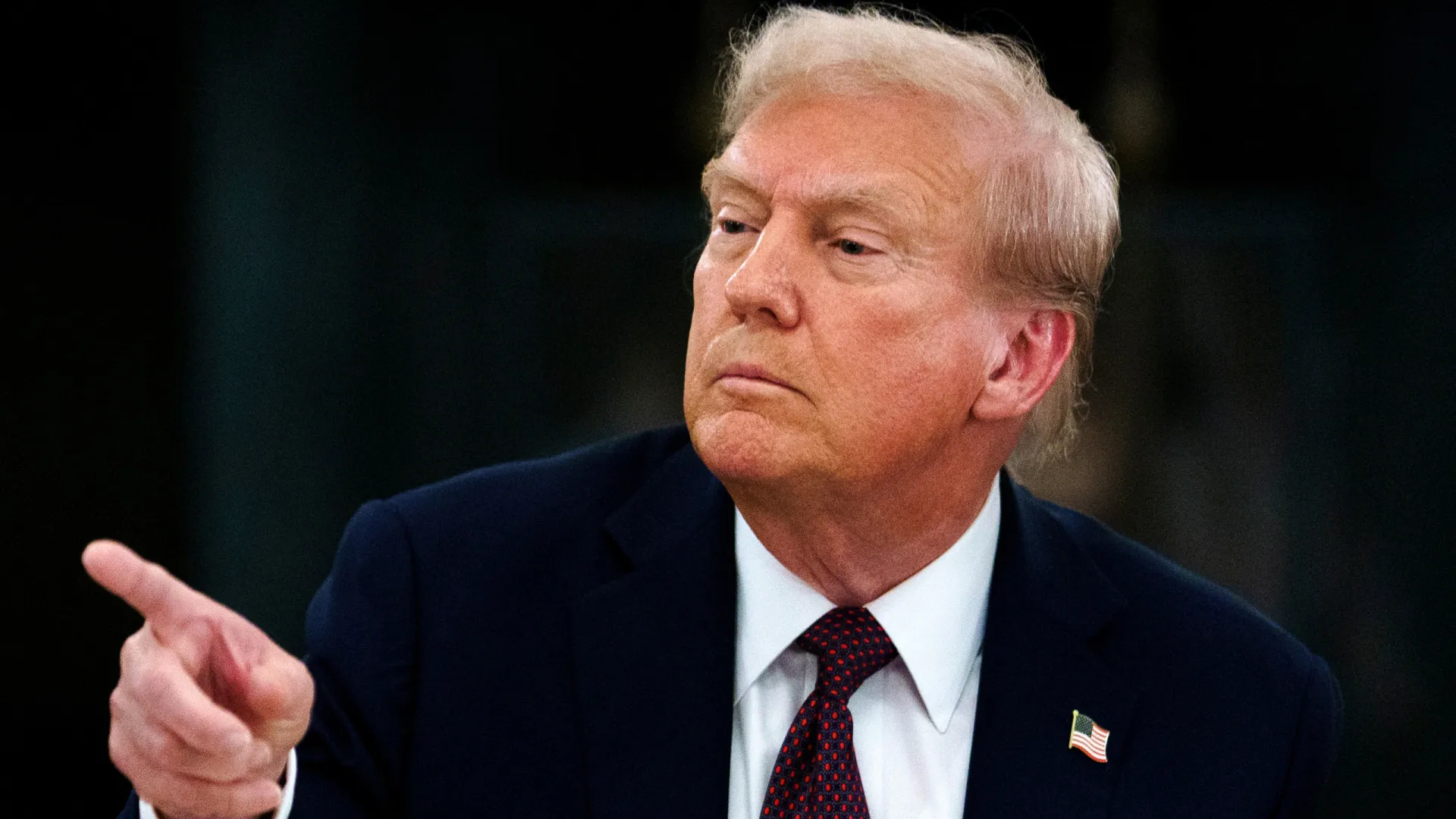 Trump se irrita e manda jornalista se calar: "É de segunda categoria"