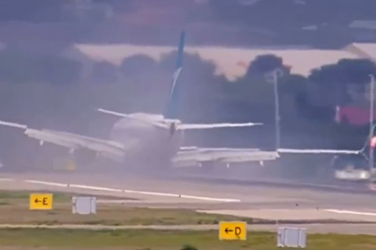 Avião bate motor no solo durante aterrissagem no Caribe; vídeo