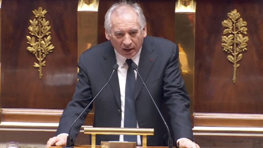 Parlamento francês derruba primeiro-ministro