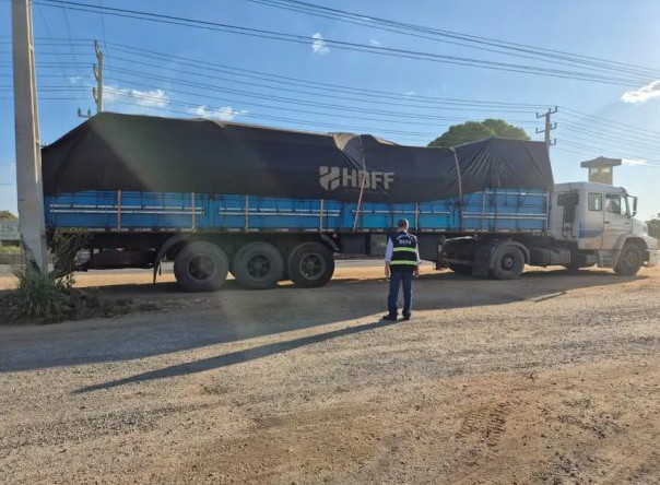 Força-tarefa apreende baterias de carro e centenas de caixas de cerveja fraudada