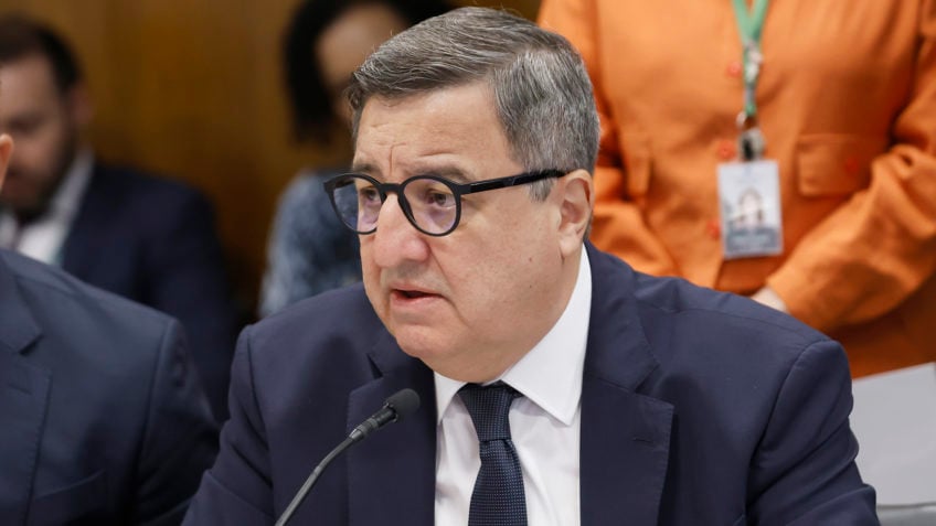 CCJ vota PEC que dá à Câmara poder de fiscalizar agências