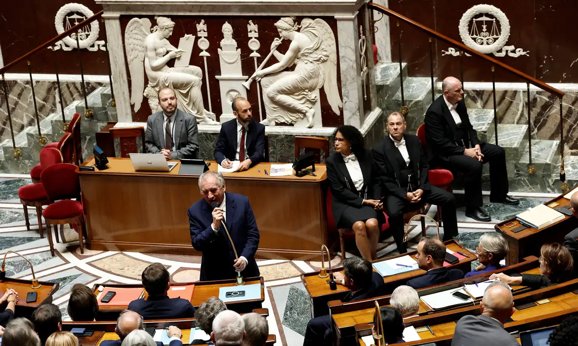 Parlamento francês destitui premiê e aprofunda crise política