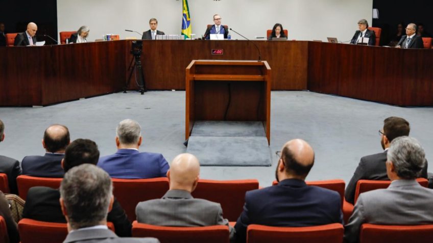 Moraes rebate críticas sobre ter feito mais perguntas aos réus que a PGR