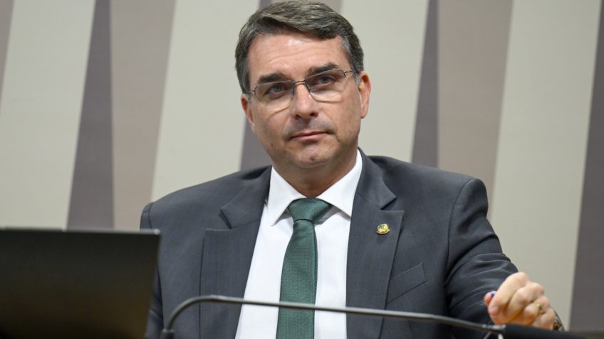 Ao vivo: Flávio fala a jornalistas sobre o julgamento de Bolsonaro