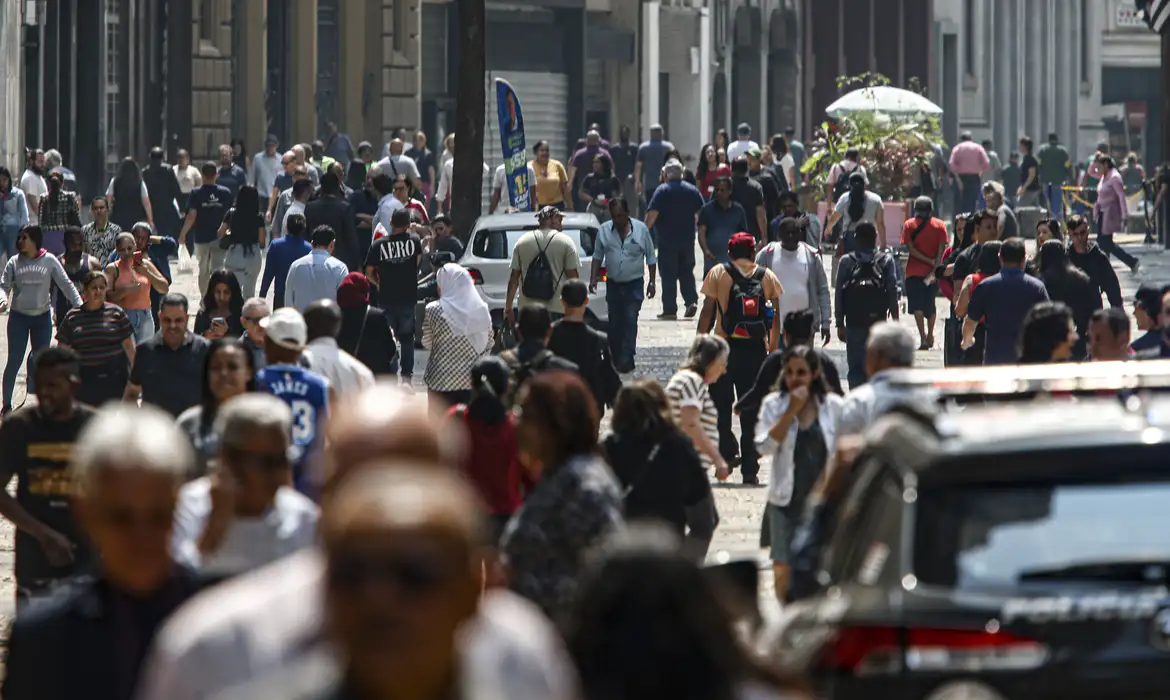 Mais de 6,5 milhões de famílias deixaram linha da pobreza em 2 anos