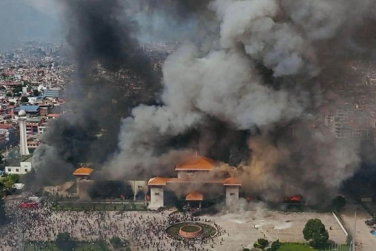 Veja momento em que manifestantes incendeiam a capital do Nepal. Vídeo