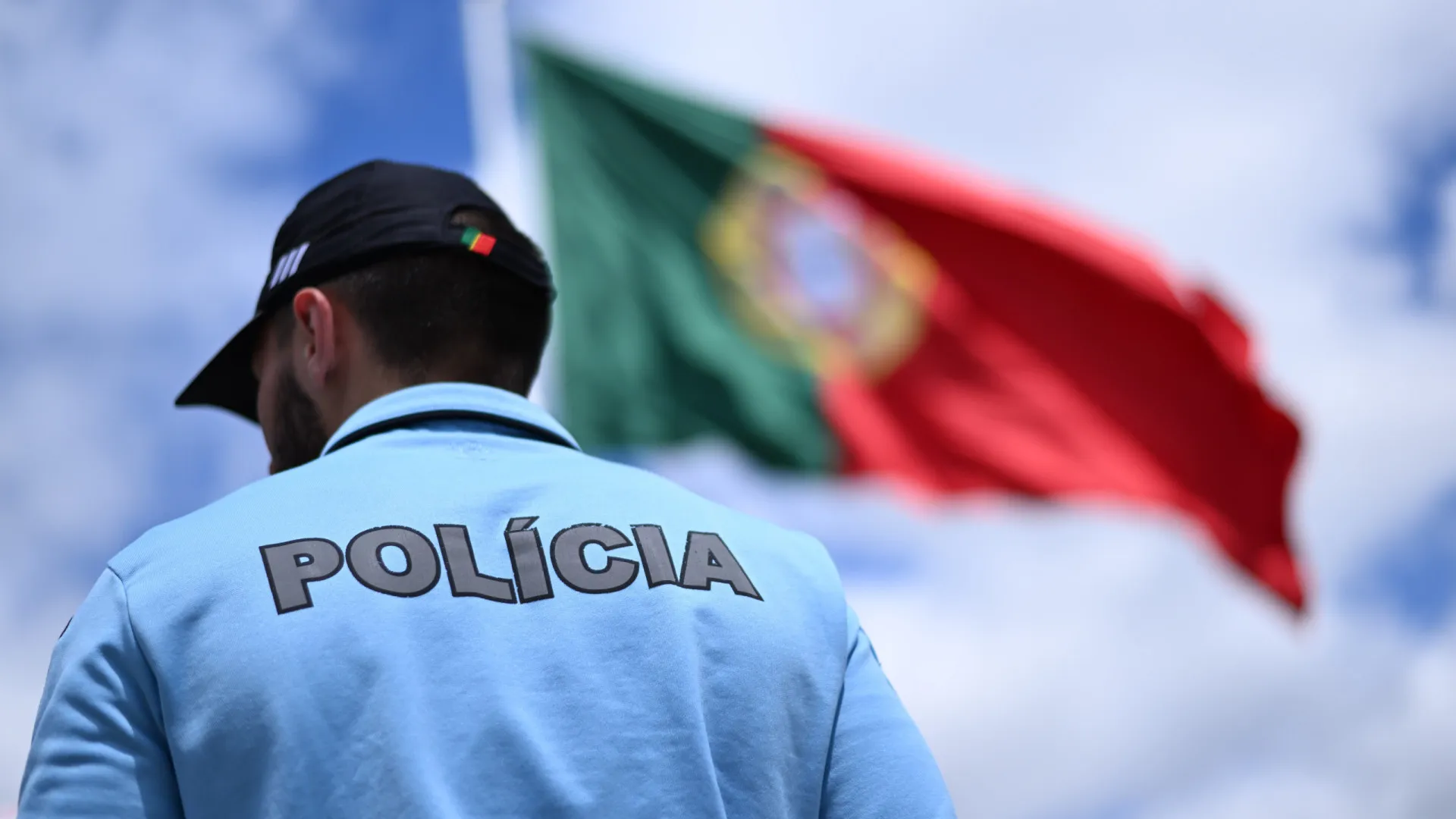 Polícia prende homem que oferecia '500 euros por cabeça de brasileiros'