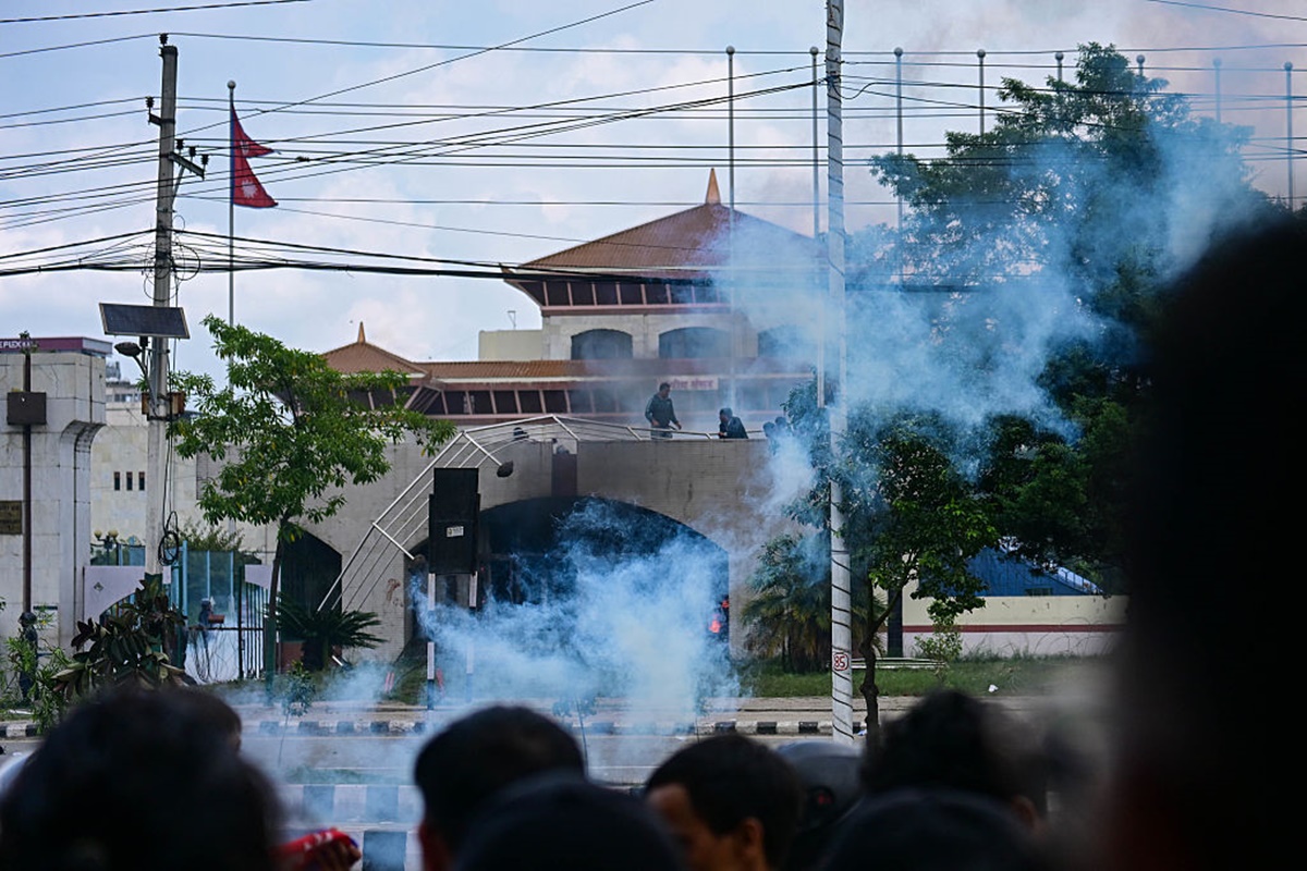Nepal: esposa de ex-premier morre após casa ser incendiada em protesto