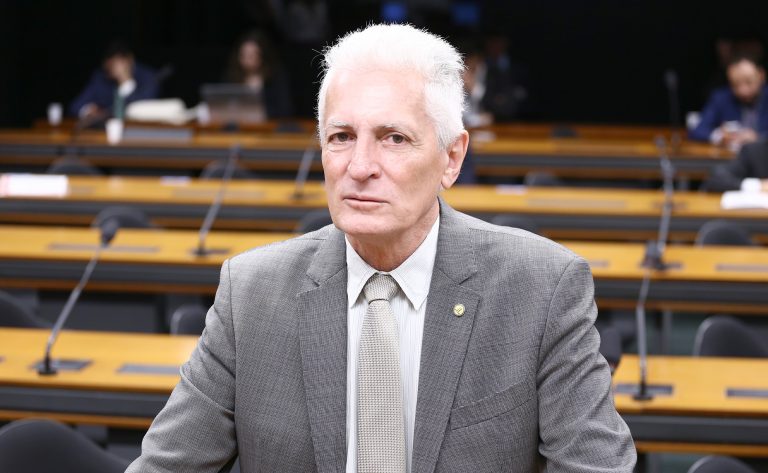 Motta prometeu ao PT não votar a anistia, diz Rogério Correia