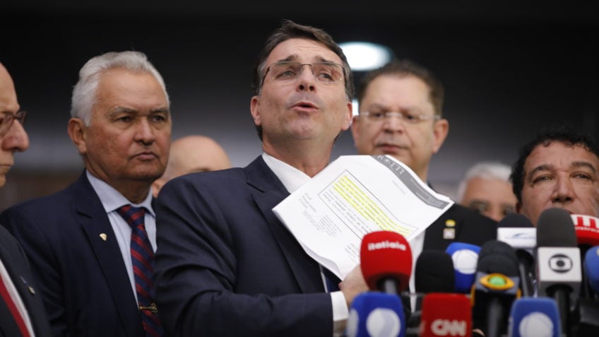 Moraes parecia o líder do PT no Supremo, diz Flávio Bolsonaro