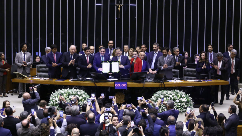 Congresso promulga PEC que atrasa o pagamento de precatórios