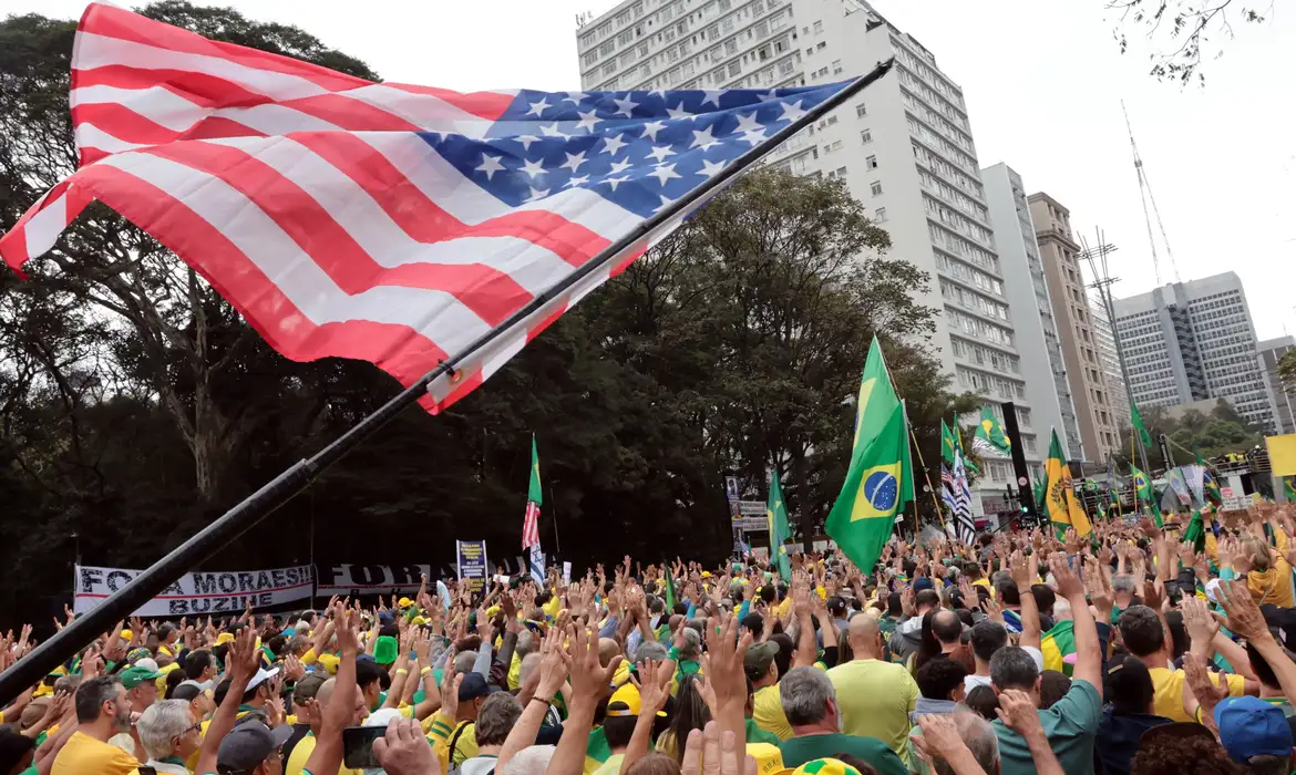 Bandeira dos EUA é "novo símbolo da direita brasileira", diz NYT