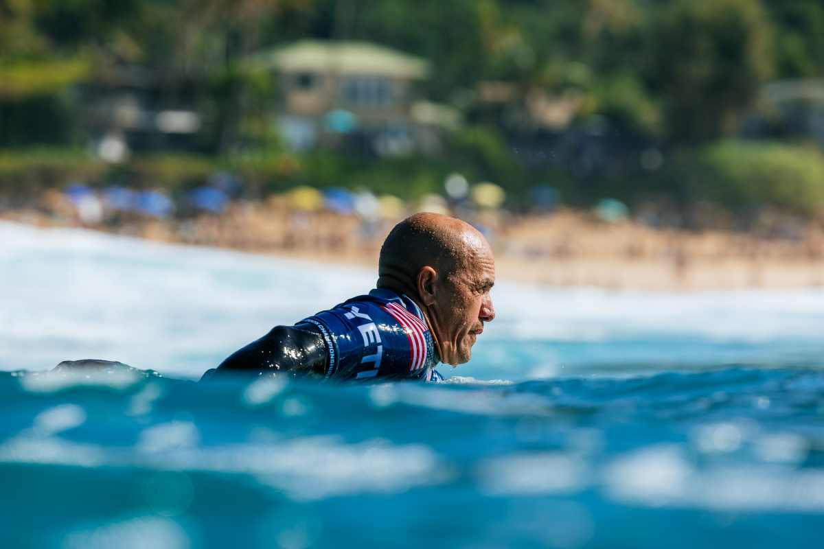 Lenda do surfe revela conviver com problema de saúde há anos; entenda