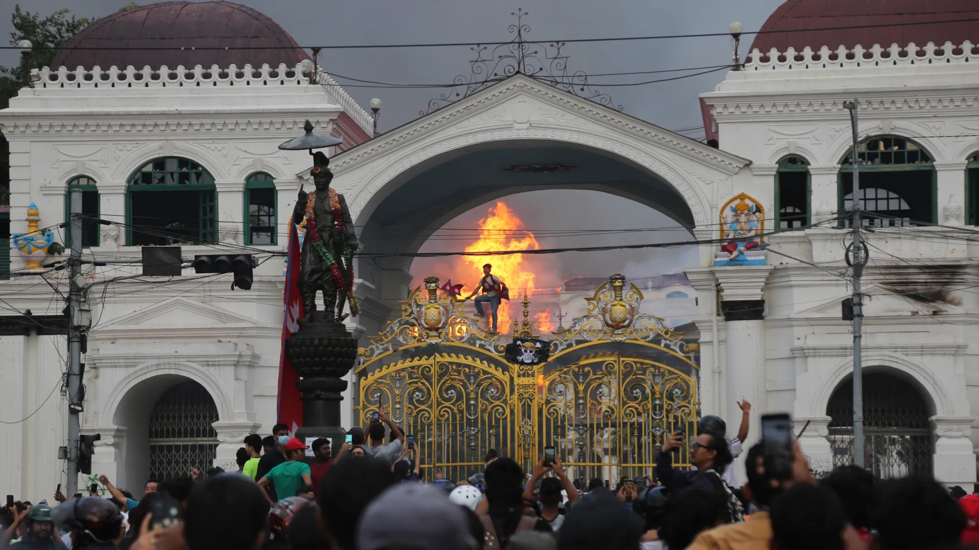 Esposa de ex-primeiro-ministro do Nepal é queimada viva durante protestos