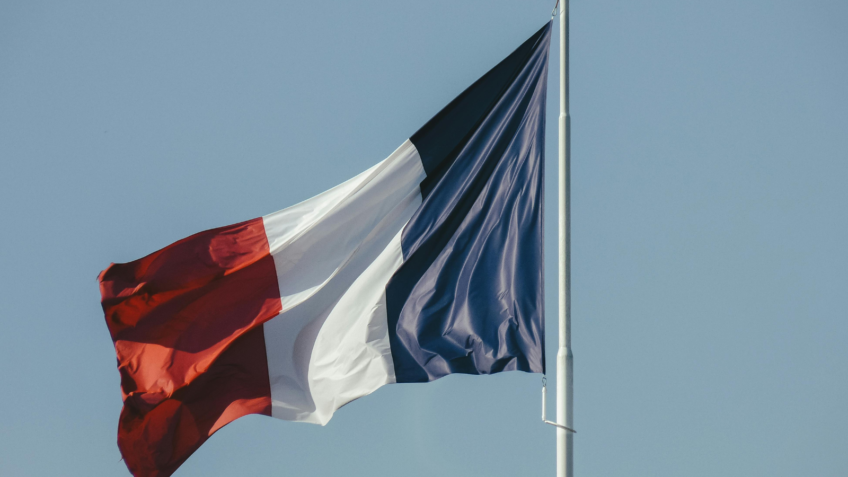 Protestos na França contra o governo paralisam o trânsito