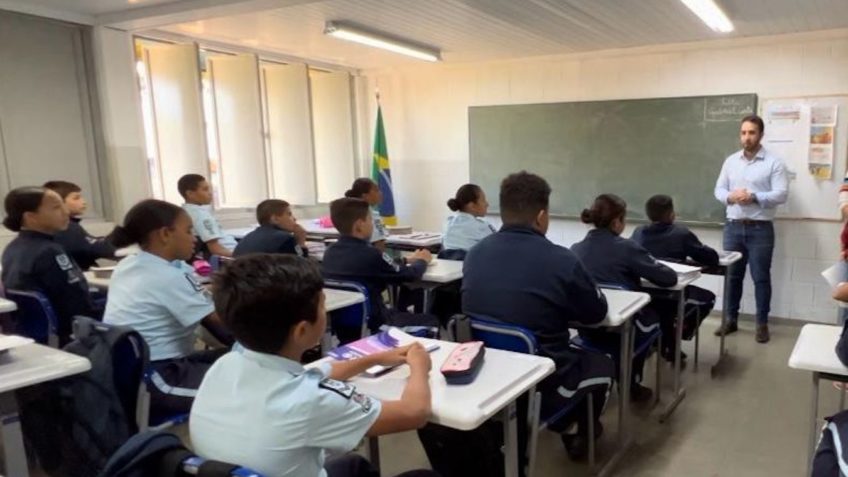 Tribunal suspende contratação para escolas cívico-militares em SP
