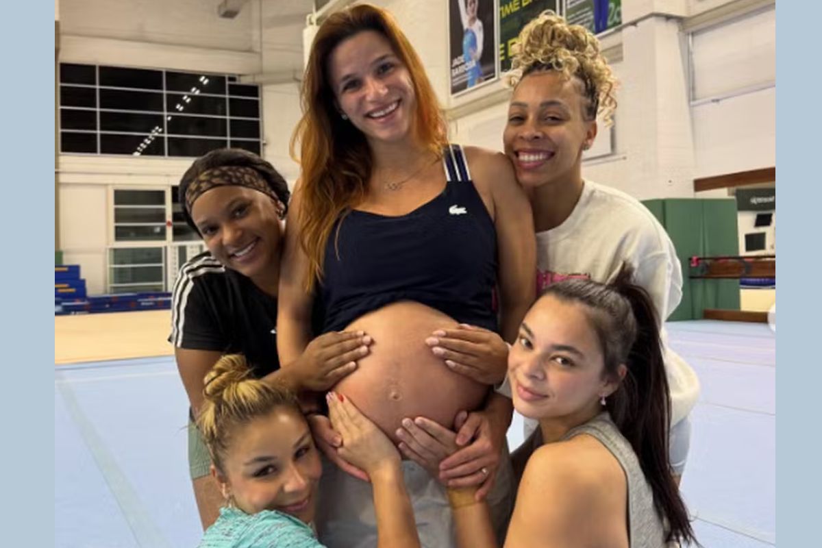 Grávida, Jade Barbosa visita treino e faz registro com Rebeca e Flávia