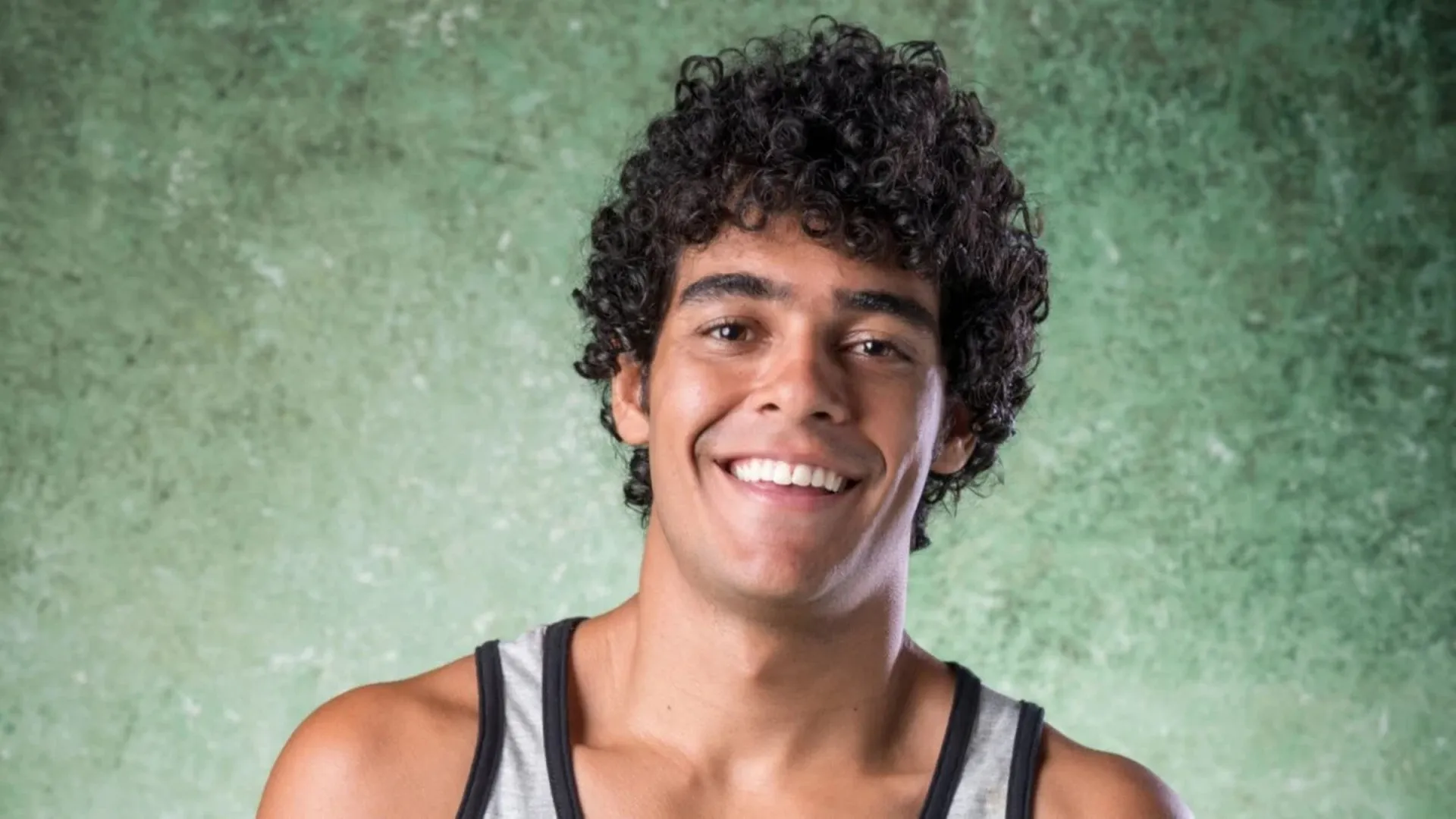 Quem é Igor Fernandez, ator de 'Máscaras de Oxigênio Não Cairão Automaticamente'
