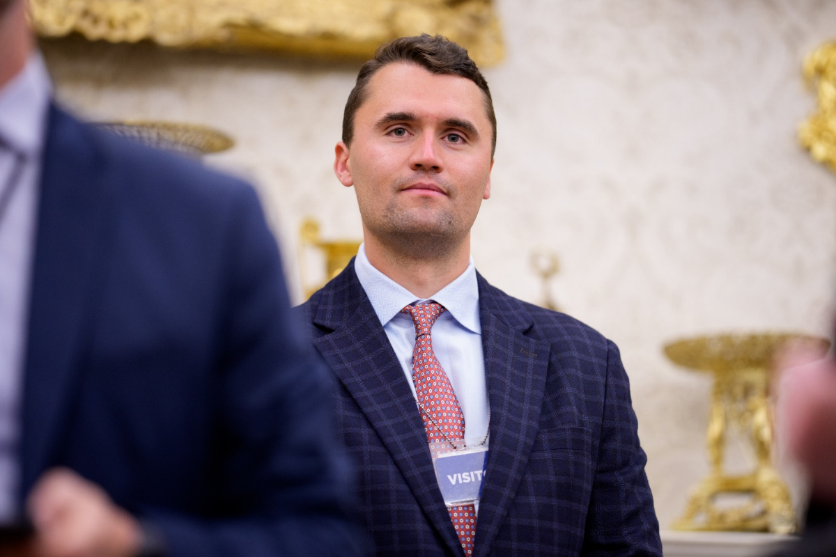 Influencer aliado de Trump é baleado durante palestra em Utah