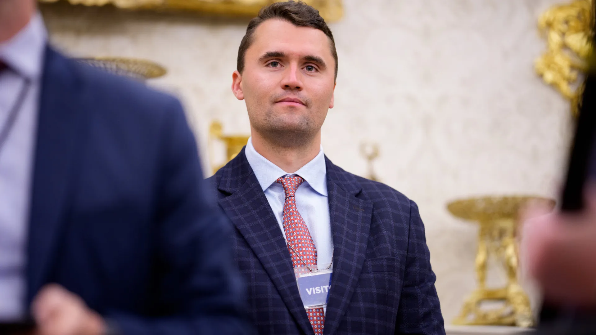 Morre Charlie Kirk, aliado de Trump, após ser baleado em evento no Utah