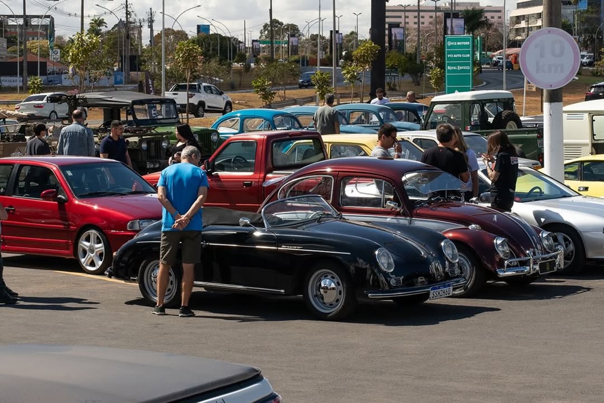 Brasília sedia encontro de carros antigos com 300 modelos clássicos