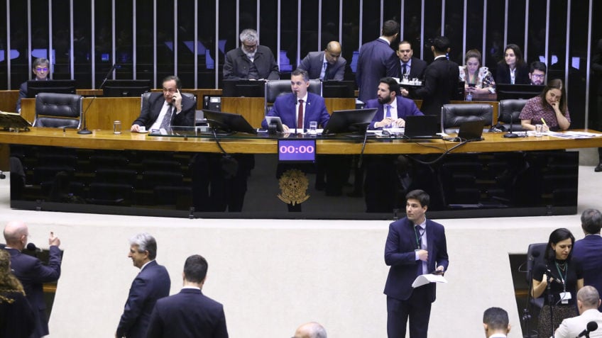 Câmara aprova urgência de PL que tira gastos de saúde e educação do arcabouço