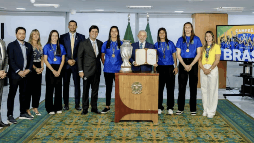 Lula diz que enviará ao Congresso PL para igualdade no futebol feminino
