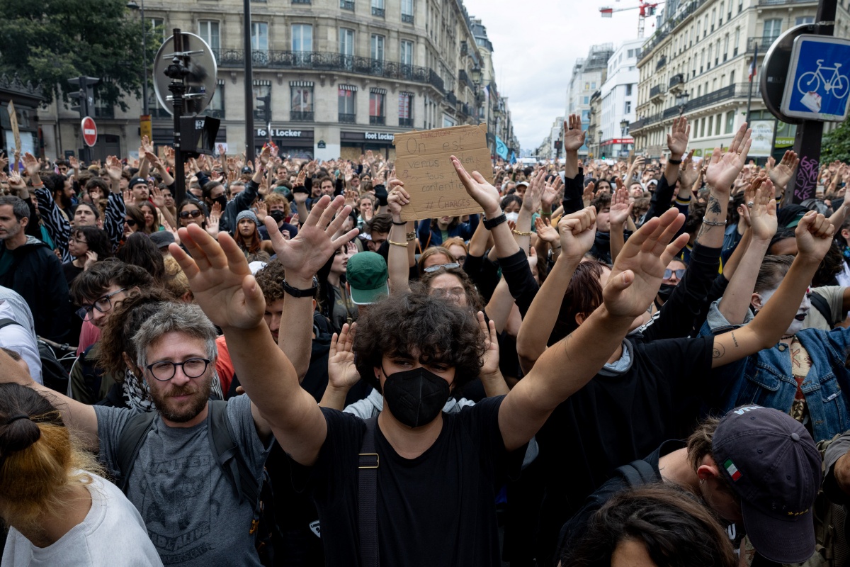 Protestos levam milhares às ruas na França contra modelo político