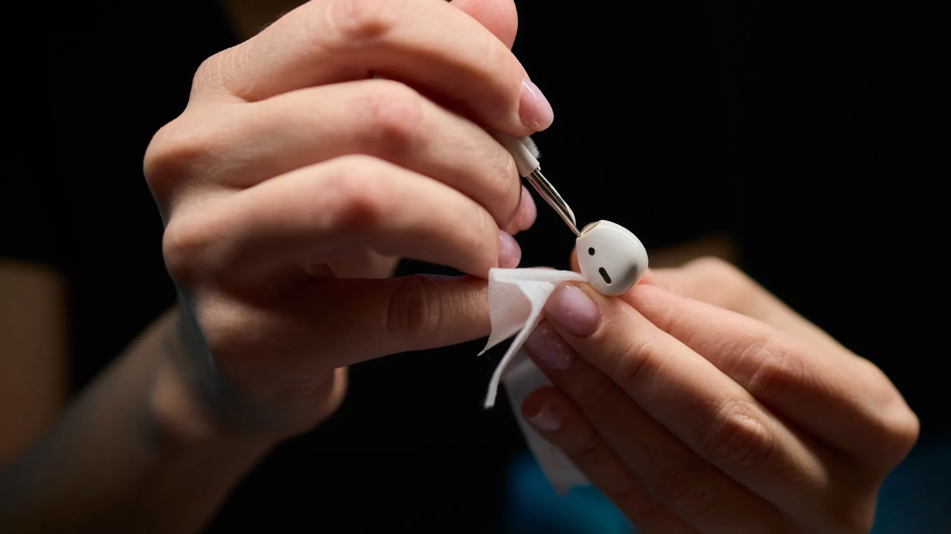 4 passos para conseguir limpar (de forma eficaz) os seus AirPods