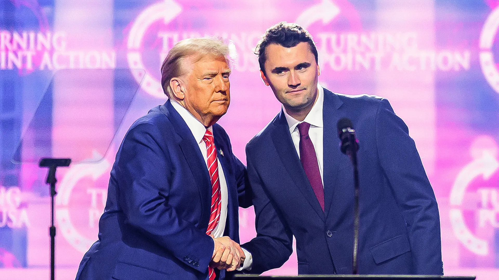 Quem era Charlie Kirk, o aliado de Trump morto a tiro em evento?