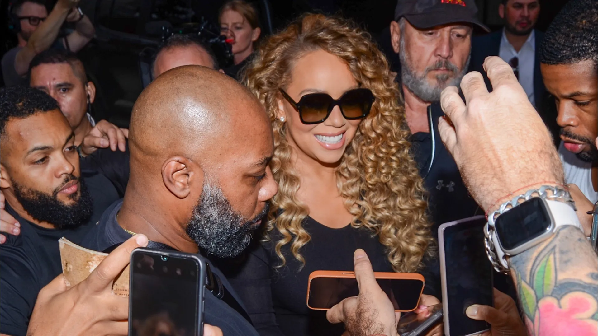 Mariah Carey chega ao Brasil e atende fãs na porta de hotel