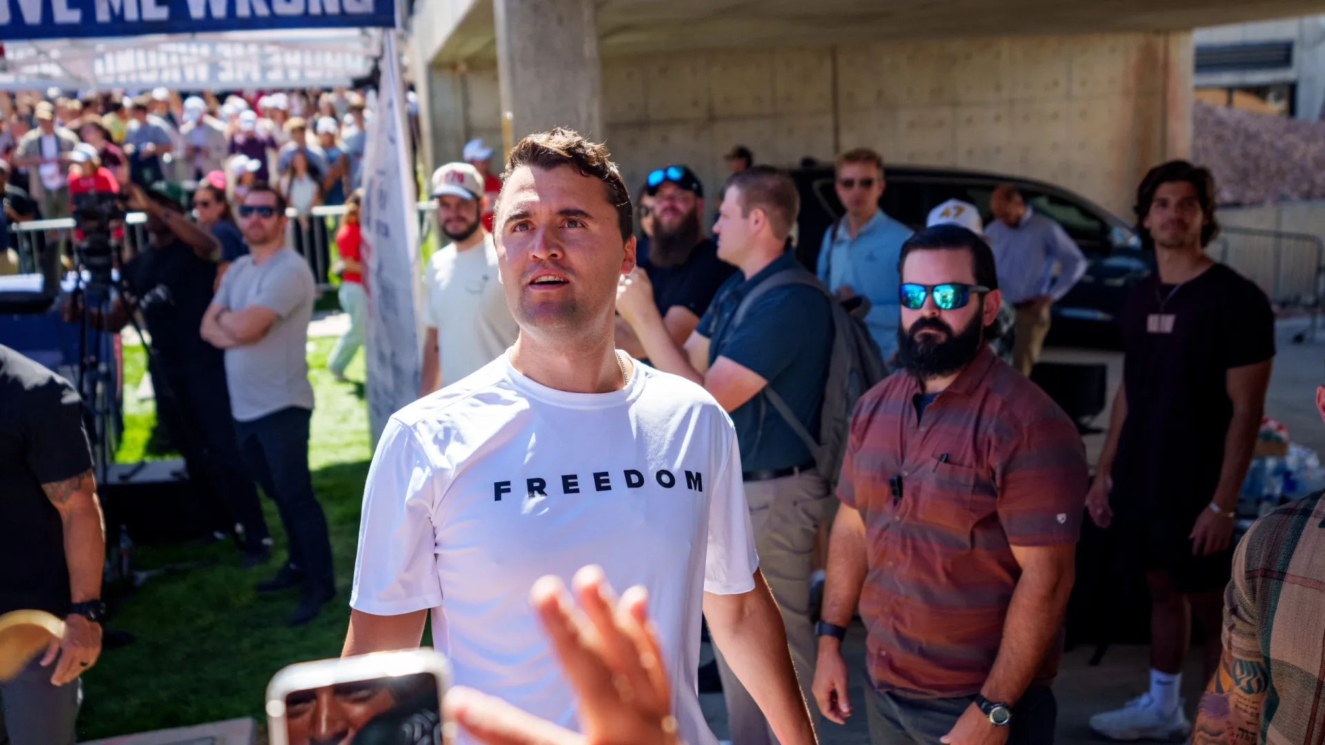 FBI diz ter imagens do atirador que matou Charlie Kirk: "universitário"