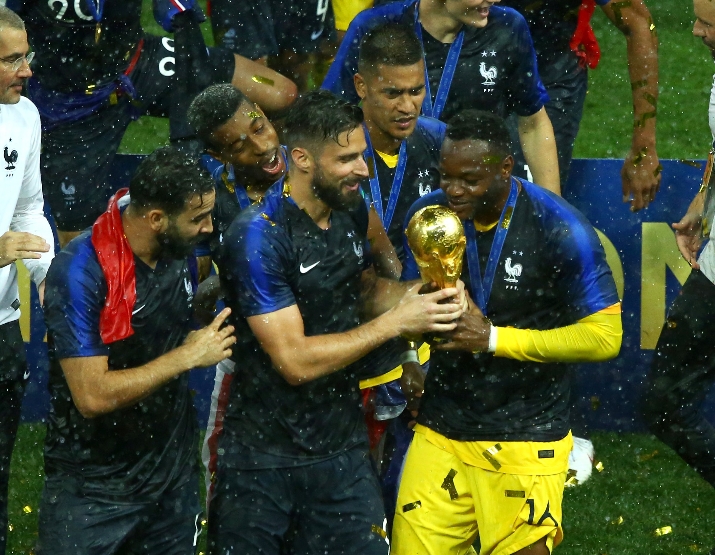 Campeão da Copa do Mundo com a França anuncia aposentadoria