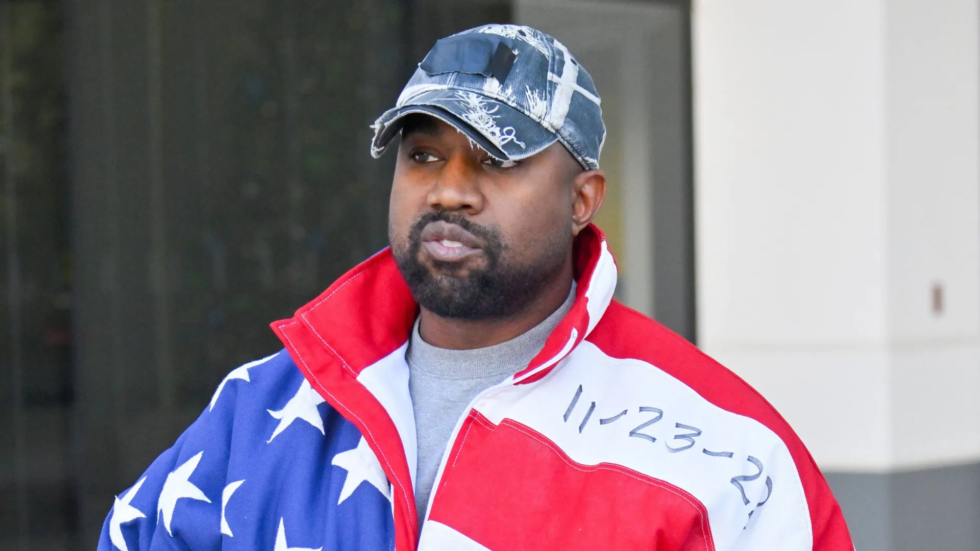 Kanye West vai depor em processo por assédio moral