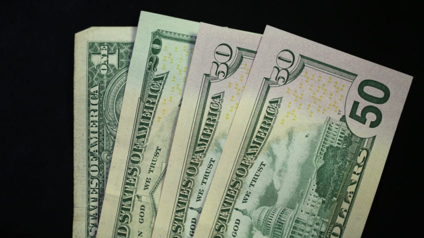 Dólar cai para R$ 5,392 com inflação nos EUA e Bolsonaro condenado