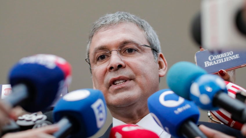 Bolsonaro deve ir à Papuda, diz Lindbergh