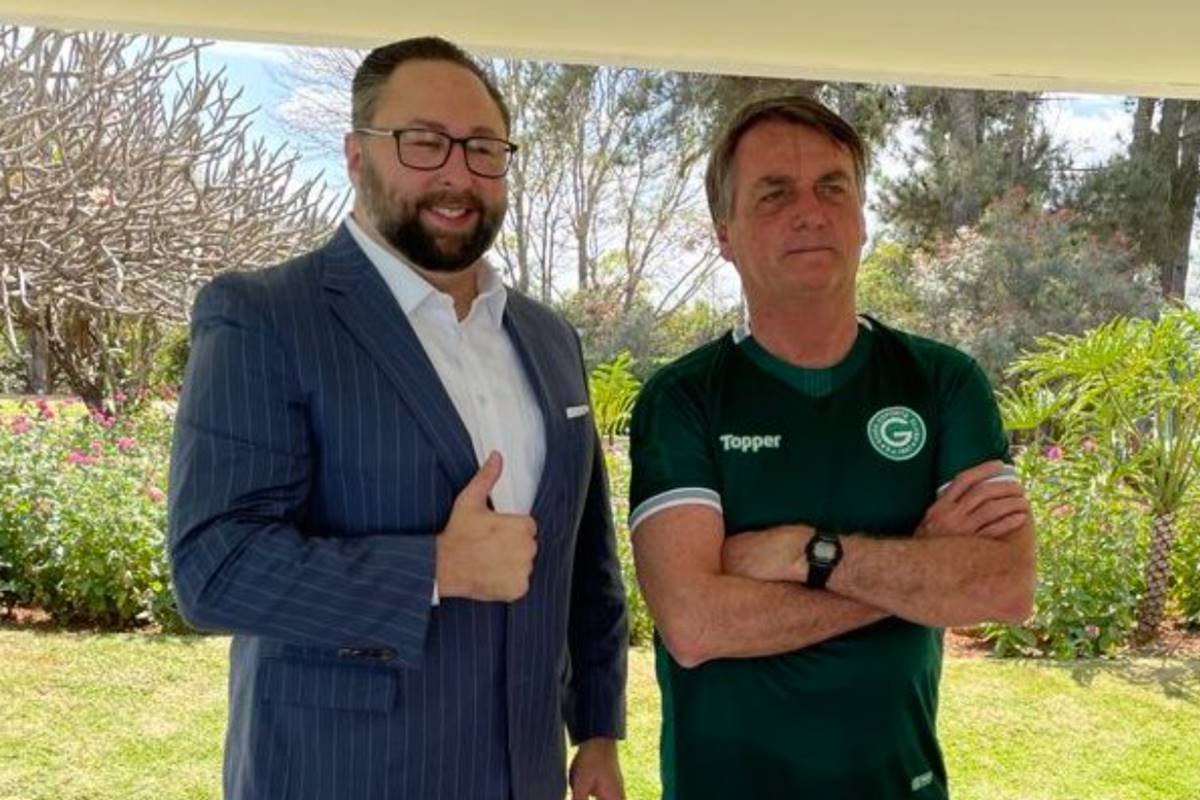 Conselheiro de Trump posta foto com Bolsonaro e ameaça ministros do STF