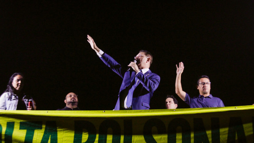 Sóstenes participa de vigília após condenação de Bolsonaro