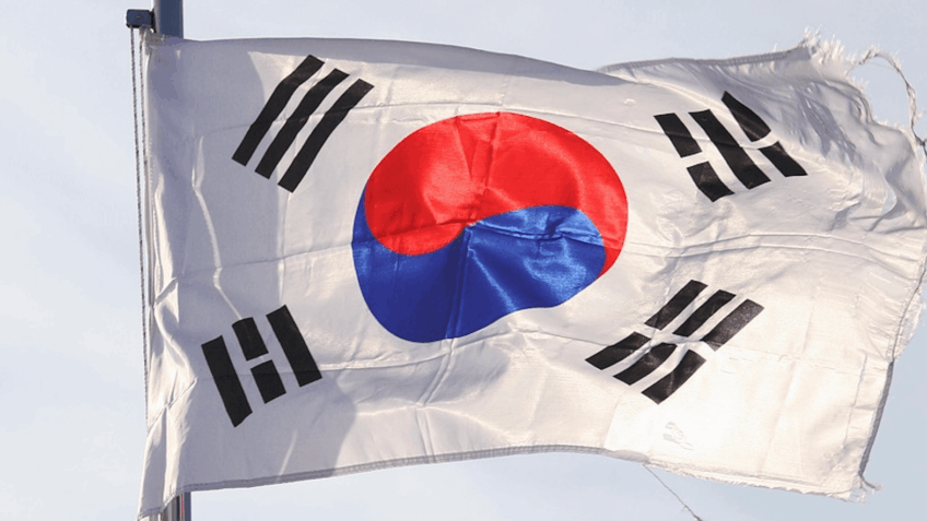 Imigrantes que foram detidos nos EUA chegam à Coreia do Sul