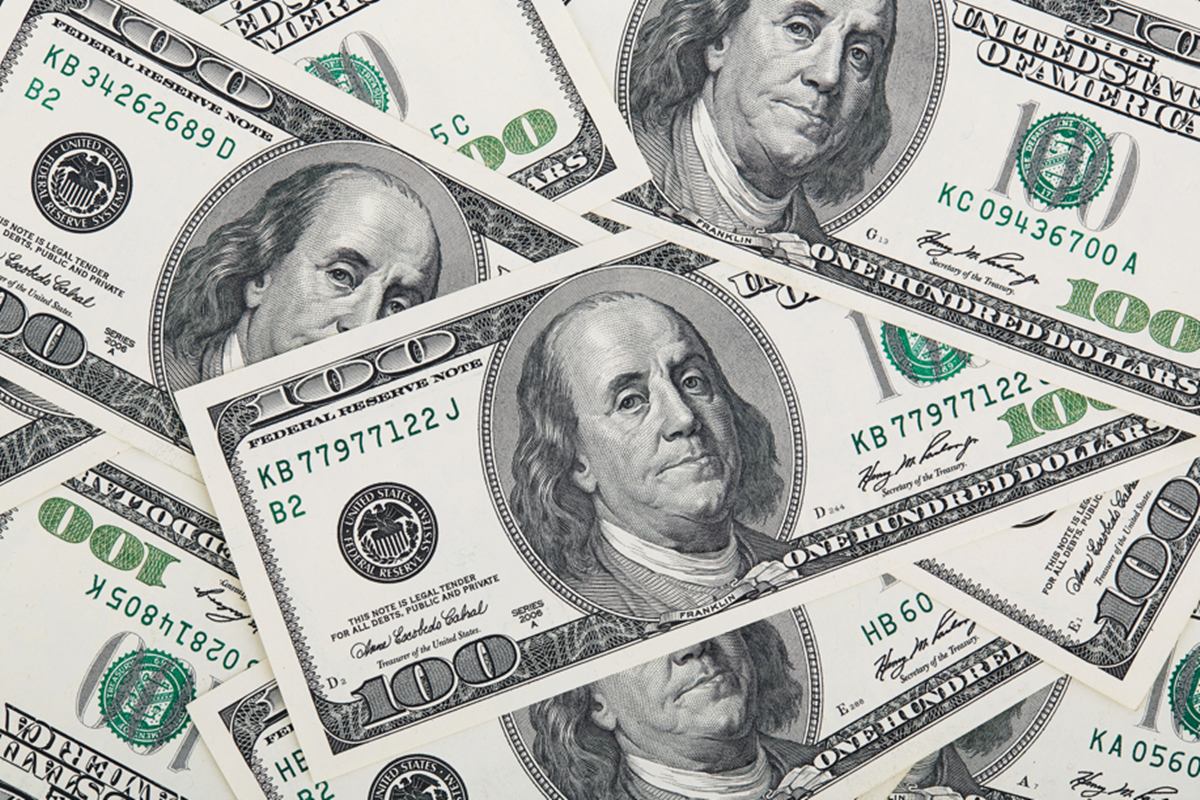 Dólar sobe com Bolsonaro condenado e preocupação por resposta de Trump