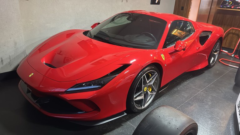 PF apreende Ferrari e obras de arte em operação contra fraudes no INSS