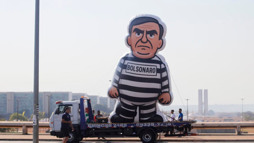 UNE leva às ruas boneco inflável de Bolsonaro vestido de preso