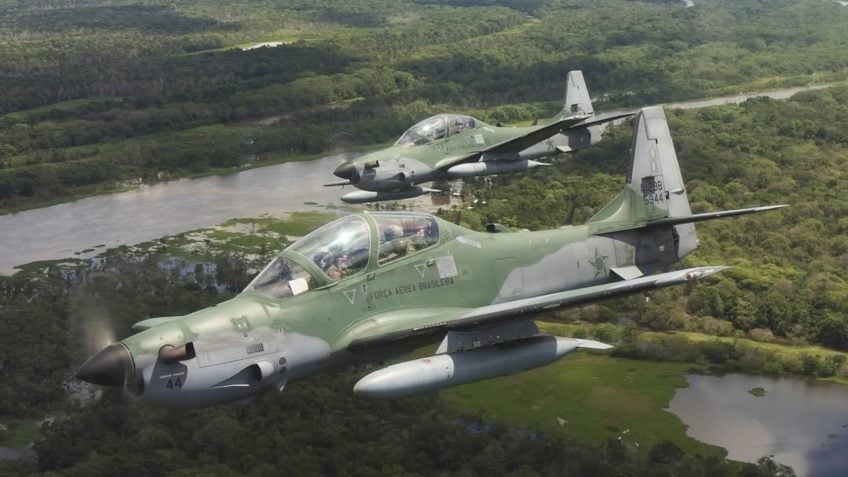 FAB intercepta avião com 380 kg de drogas na fronteira com Venezuela