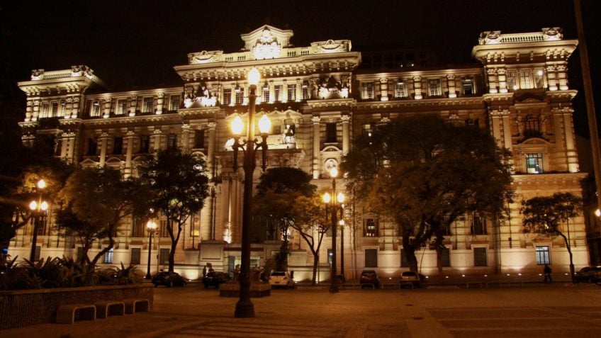SP bomba penduricalhos; juízes ganham em média R$ 145 mil