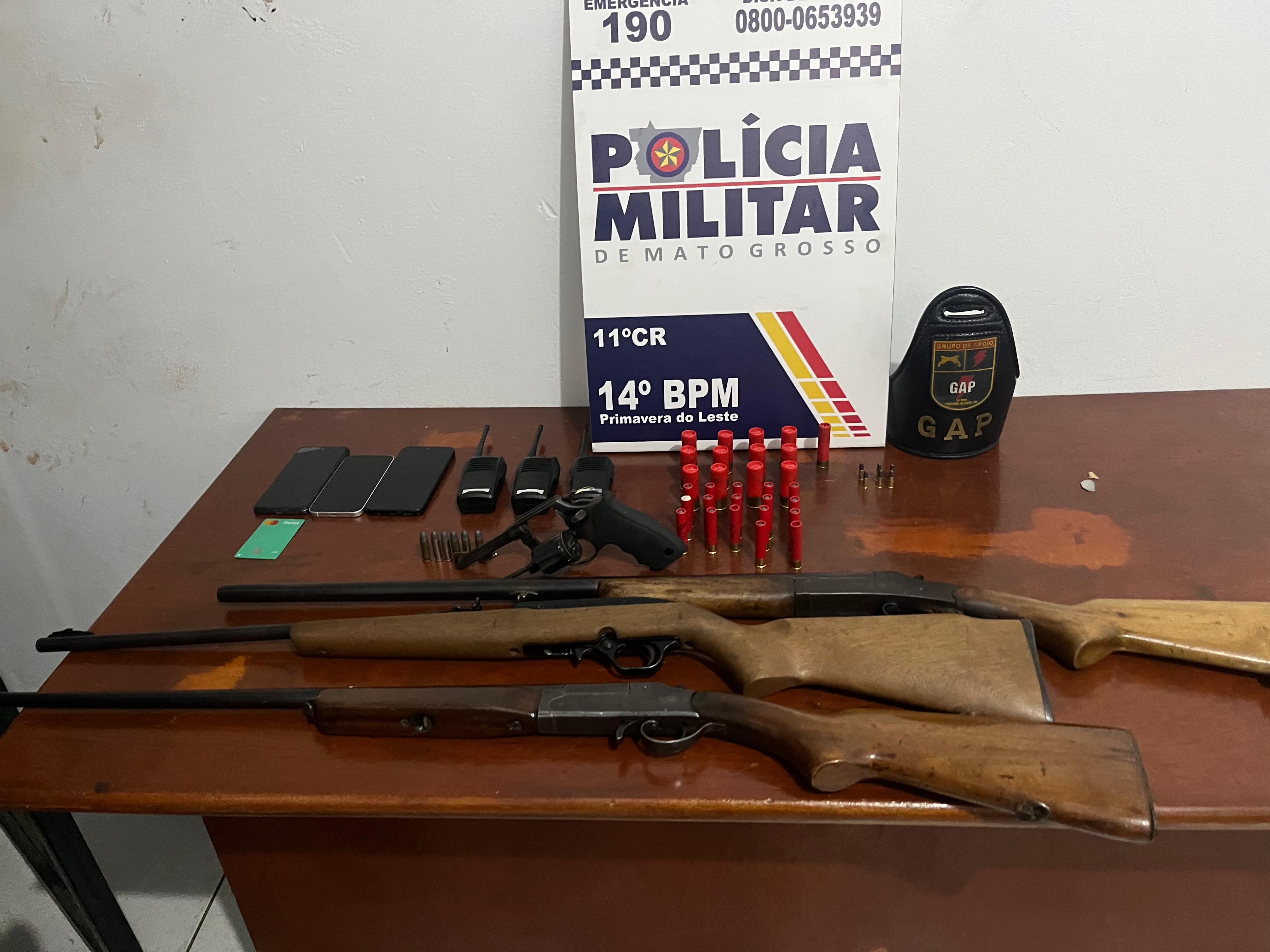 PM prende três homens com espingardas, revólver e munições em Primavera do Leste