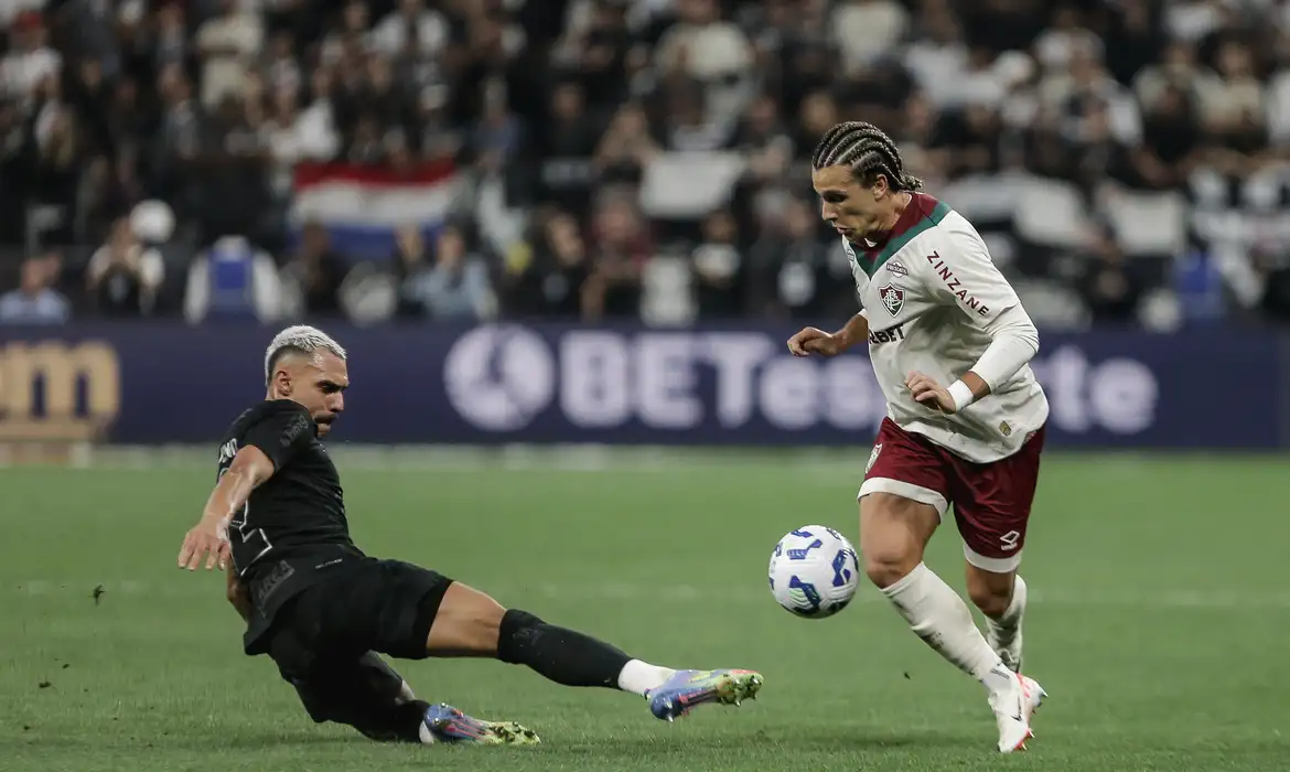 Brasileiro: Fluminense e Corinthians medem forças no Maracanã