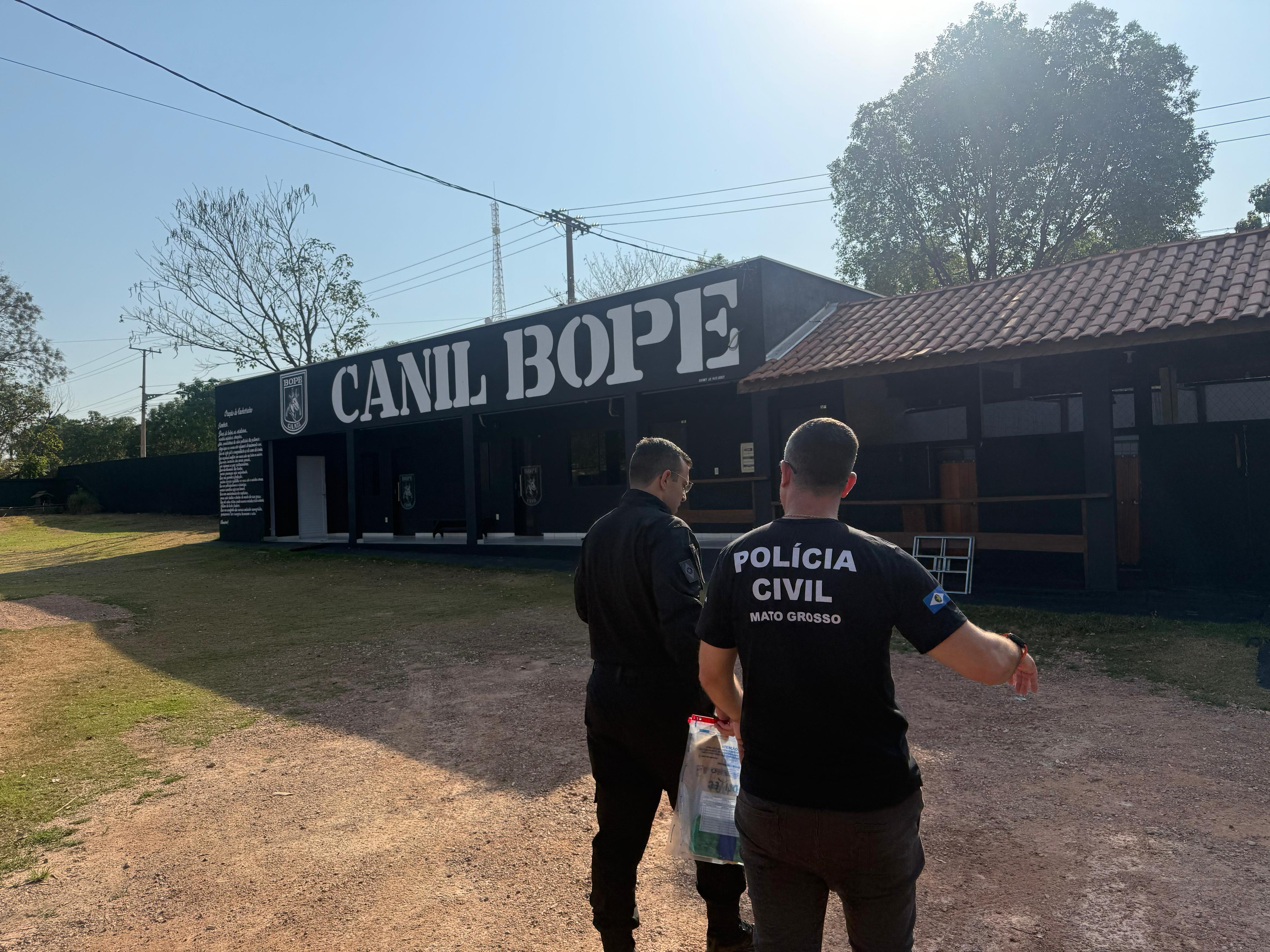 Polícia Civil entrega drogas para treinamento de cães do Bope