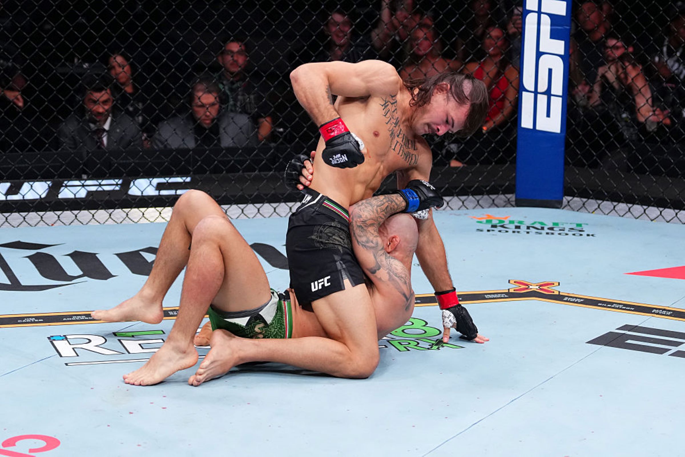 Diego Lopes nocauteia Jean Silva na luta principal do UFC Noche